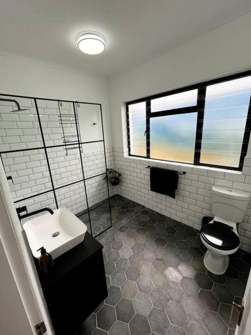 Ferienhaus Centrally Located Modern 2-bedroom & Parking *