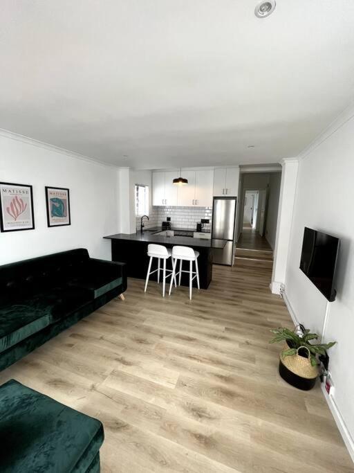 Ferienhaus Centrally Located Modern 2-bedroom & Parking *