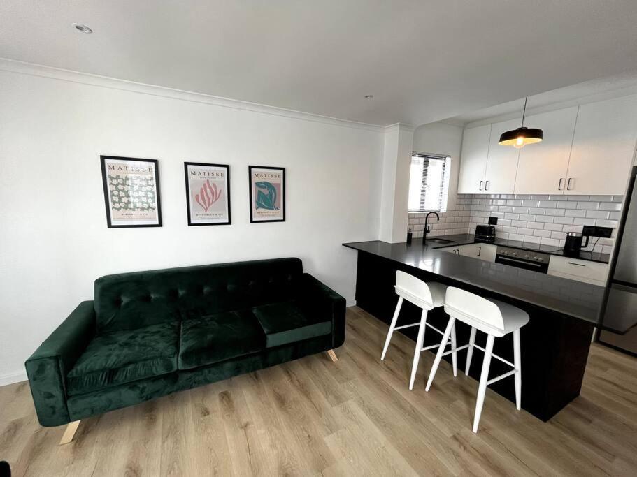 Ferienhaus Centrally Located Modern 2-bedroom & Parking Kapstadt