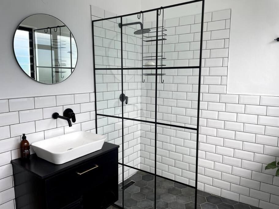 Centrally Located Modern 2-bedroom & Parking Ferienhaus