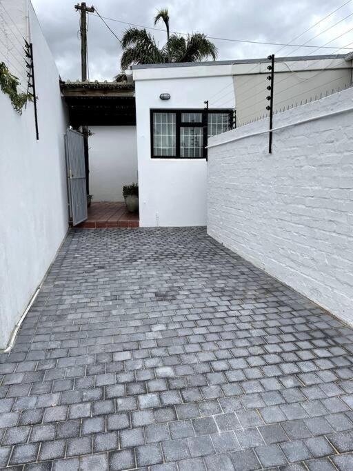 Centrally Located Modern 2-bedroom & Parking * Kapstadt