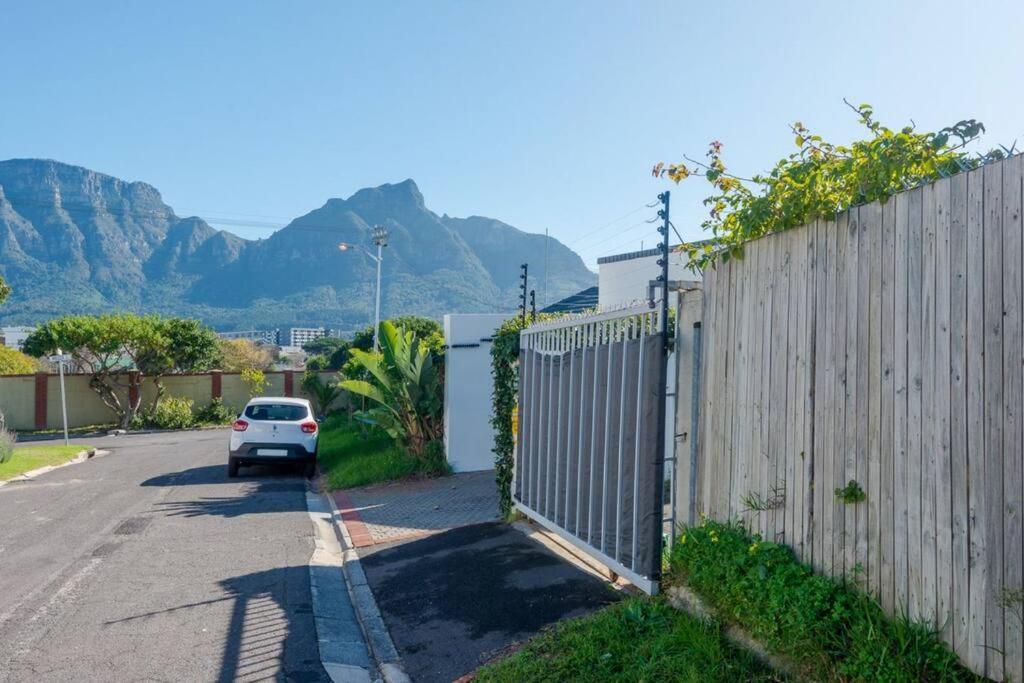 Centrally Located Modern 2-bedroom & Parking Ferienhaus