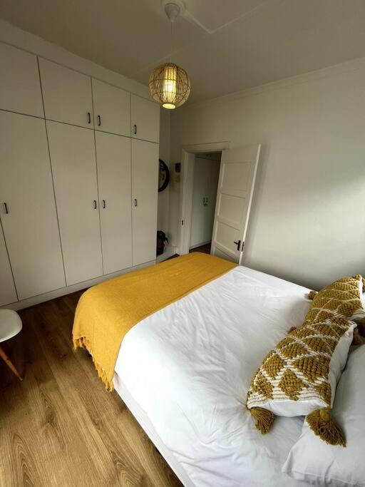 Centrally Located Modern 2-bedroom & Parking * Kapstadt